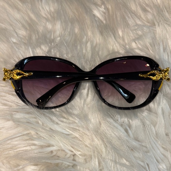 Elegant Black Sunglasses - Picture 2 of 7